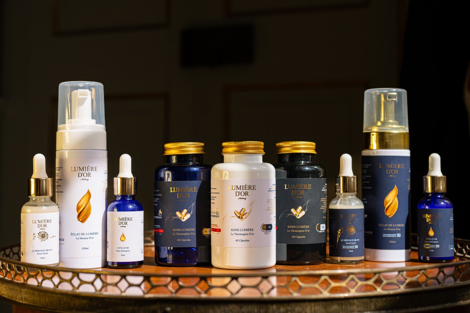 Seleção de produtos Lumière D'Or em composição editorial no palácio